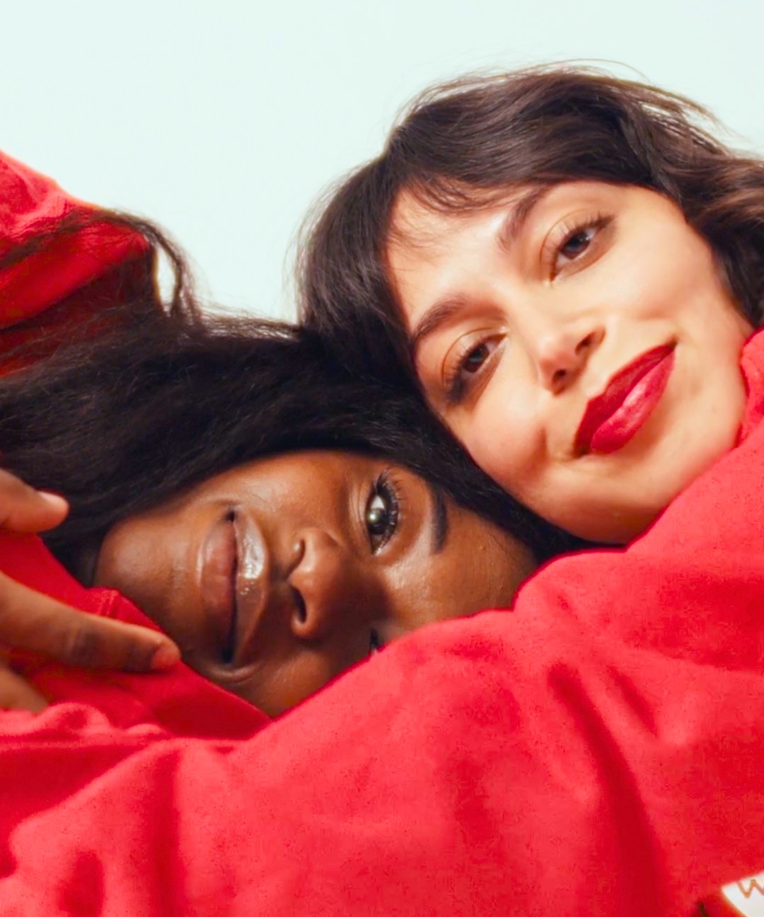 Onalar ogiz soradi Kotiba stol ostiga oyoqlarini yoydi (video)